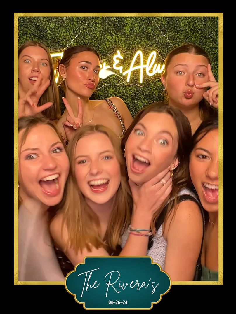 Photo booth clip
